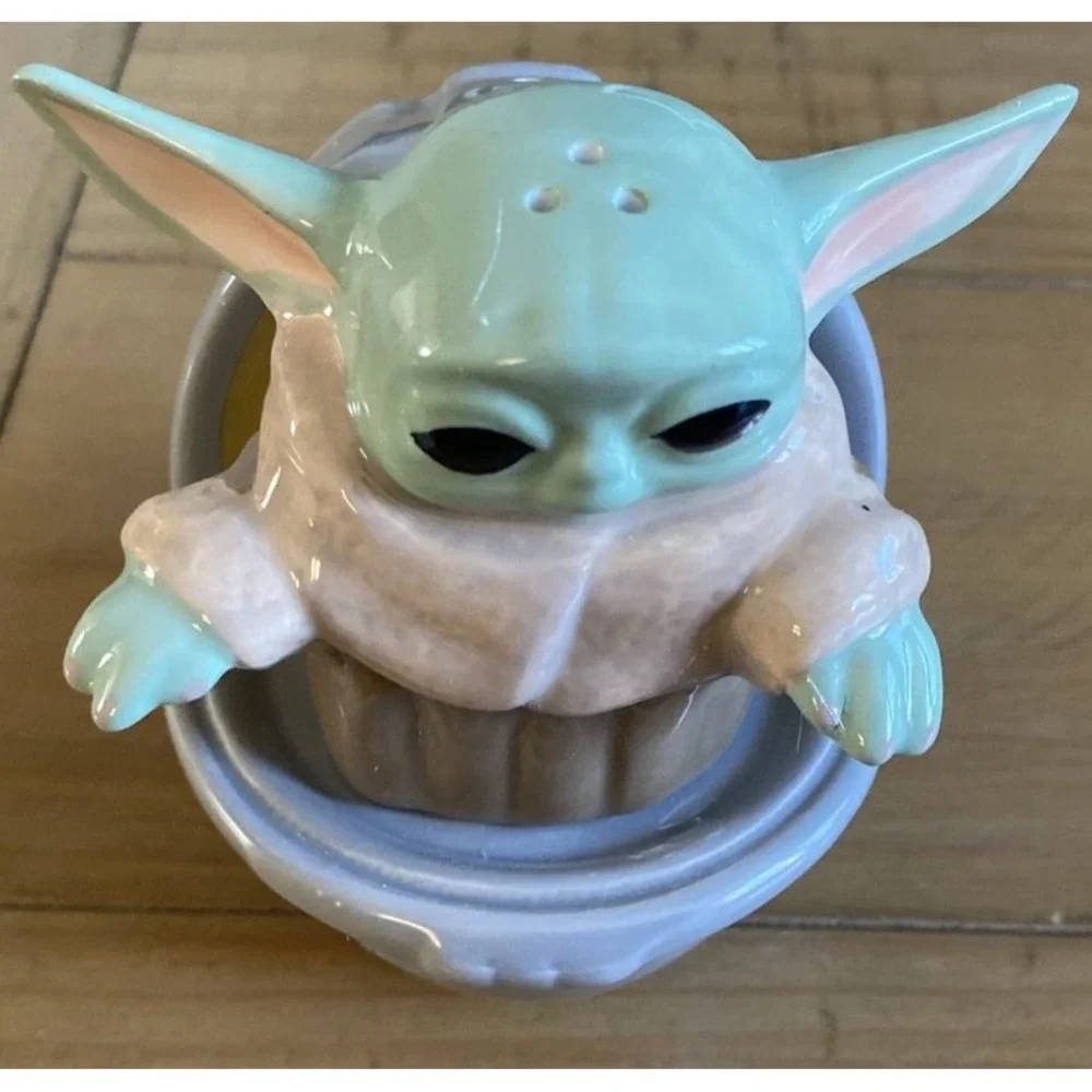 Disney Star Wars The Child Baby Yoda Sculpted‎ Ceramic Salt & Pepper Shaker New
